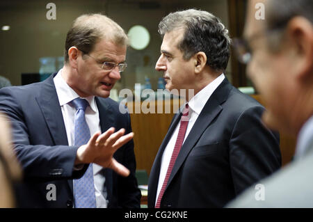 Sett. 29, 2011 - Bruxelles, BXL, Belgio - Stefan Kapferer (L), tedesco il Segretario di Stato presso il ministero federale dell' Economia e tecnologia, chattare con Michalis Chrisochoidis Ministro greco per lo sviluppo regionale e la competitività all'inizio di una competitività europea al Consiglio alla testa dell'UE Foto Stock