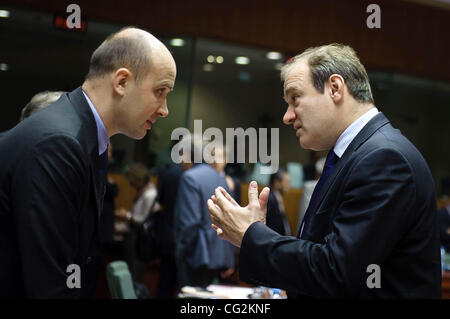 Sett. 29, 2011 - Bruxelles, BXL, Belgio - Edward Davey, Ministro britannico per i rapporti di lavoro, dei consumatori e degli affari postali, chat con il presidente del consiglio competitività, polacco segretario di stato Marcin KOROLEC (L) all'inizio di una competitività europea Consiglio presso il quartier generale dell'UE i Foto Stock