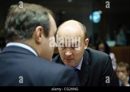 Sett. 29, 2011 - Bruxelles, BXL, Belgio - Edward Davey, Ministro britannico per i rapporti di lavoro, dei consumatori e degli affari postali (retro) della chat con il presidente del consiglio competitività, polacco segretario di stato Marcin KOROLEC (R) all'inizio di una competitività europea Consiglio presso la Ue headquate Foto Stock