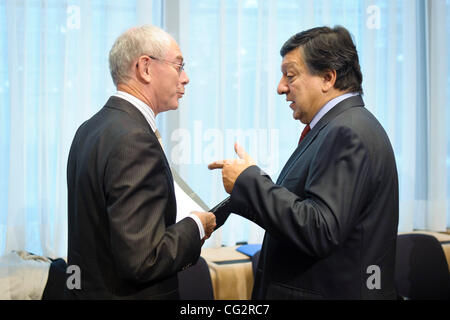 Ottobre 17, 2011 - Bruxelles, BXL, Belgio - il Presidente della Commissione europea, portoghese, José Manuel Barroso (R) e il belga Herman Van Rompuy , Presidente del Consiglio europeo durante il vertice sociale trilaterale per la crescita e l'occupazione in vista di un vertice del Consiglio europeo presso la sede di e Foto Stock