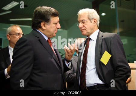 Ottobre 17, 2011 - Bruxelles, BXL, Belgio - il Presidente della Commissione europea, portoghese, José Manuel Barroso (L) e Philippe de Buck, direttore generale di BUSINESSEUROPE lo scambio di opinioni prima del vertice sociale trilaterale per la crescita e l'occupazione in vista di un vertice del Consiglio europeo alla testa Foto Stock