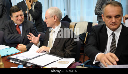 Ottobre 17, 2011 - Bruxelles, BXL, Belgio - il Presidente della Commissione europea, portoghese, José Manuel Barroso (L) e il belga Herman Van Rompuy , Presidente del Consiglio europeo (C) e il Vice Primo Ministro e Ministro dell'economia il sig. Waldemar Pawlak durante il vertice sociale trilaterale per la crescita e l'occupazione Foto Stock