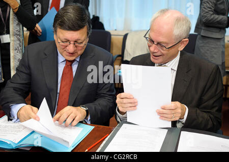 Ottobre 17, 2011 - Bruxelles, BXL, Belgio - il Presidente della Commissione europea, portoghese, José Manuel Barroso (L) e il belga Herman Van Rompuy , Presidente del Consiglio europeo durante il vertice sociale trilaterale per la crescita e l'occupazione in vista di un vertice del Consiglio europeo presso la sede di e Foto Stock