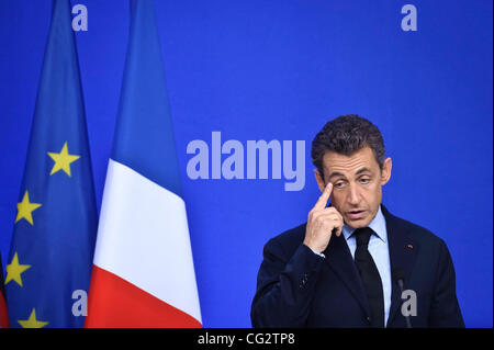 Ottobre 23, 2011 - Bruxelles, Belgio - Il presidente francese Nicolas Sarkozy dà un briefing con la stampa durante una riunione del Consiglio europeo a palazzo Justus Lipsius, sede dell'UE. Europa mirava al chiodo verso il basso di una soluzione per la peggiore crisi economica della sua storia, come i riflettori a una riunione di emergenza del Foto Stock