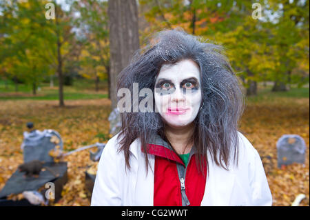 Ottobre 31, 2011 - Ottawa, Ontario, Canada - Governatore Generale David Johnston interpreta la parte di lo scienziato pazzo come trucco-o-treaters sono invitati ad esplorare la scienza spaventoso esperimento percorso e visitare i laboratori di biologia di Halloween 101, scoraggiante matematica, chimica viscido e frankenstein Phi Foto Stock