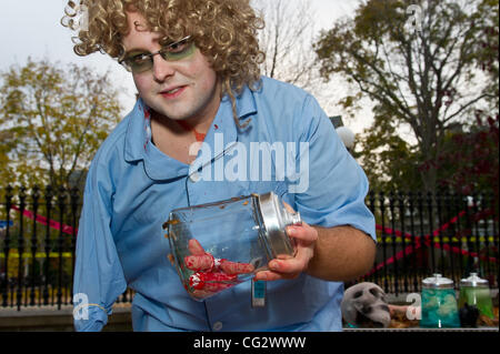 Ottobre 31, 2011 - Ottawa, Ontario, Canada - Governatore Generale David Johnston interpreta la parte di lo scienziato pazzo come trucco-o-treaters sono invitati ad esplorare la scienza spaventoso esperimento percorso e visitare i laboratori di biologia di Halloween 101, scoraggiante matematica, chimica viscido e frankenstein Phi Foto Stock