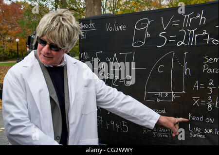 Ottobre 31, 2011 - Ottawa, Ontario, Canada - Governatore Generale David Johnston interpreta la parte di lo scienziato pazzo come trucco-o-treaters sono invitati ad esplorare la scienza spaventoso esperimento percorso e visitare i laboratori di biologia di Halloween 101, scoraggiante matematica, chimica viscido e frankenstein Phi Foto Stock