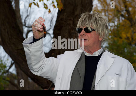 Ottobre 31, 2011 - Ottawa, Ontario, Canada - Governatore Generale David Johnston interpreta la parte di lo scienziato pazzo come trucco-o-treaters sono invitati ad esplorare la scienza spaventoso esperimento percorso e visitare i laboratori di biologia di Halloween 101, scoraggiante matematica, chimica viscido e frankenstein Phi Foto Stock