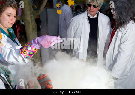 Ottobre 31, 2011 - Ottawa, Ontario, Canada - Governatore Generale David Johnston interpreta la parte di lo scienziato pazzo come trucco-o-treaters sono invitati ad esplorare la scienza spaventoso esperimento percorso e visitare i laboratori di biologia di Halloween 101, scoraggiante matematica, chimica viscido e frankenstein Phi Foto Stock