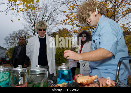 Ottobre 31, 2011 - Ottawa, Ontario, Canada - Governatore Generale David Johnston interpreta la parte di lo scienziato pazzo come trucco-o-treaters sono invitati ad esplorare la scienza spaventoso esperimento percorso e visitare i laboratori di biologia di Halloween 101, scoraggiante matematica, chimica viscido e frankenstein Phi Foto Stock