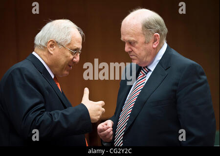 Nov. 7, 2011 - Bruxelles, BXL, Belgio - Cipro il ministro delle Finanze il sig. Kikis Kazamias (L) chat con il ministro irlandese delle Finanze Michael Noonan prima dell'inizio di una zona euro la riunione dei ministri delle Finanze a Bruxelles in Belgio su 2011-11-07 da Wiktor Dabkowski (credito Immagine: © Wiktor Dabkowski/ZUMAP Foto Stock