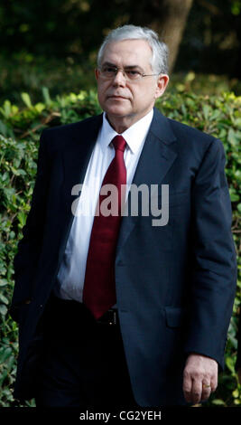 Nov. 10, 2011 - Athens, Grecia - recentemente nominato Primo Ministro greco Lucas PAPADEMOS parla ai media al di fuori del palazzo presidenziale. Papademos, ex vice presidente della Banca centrale europea, è stato scelto per guidare il paese fino a elezioni anticipate in febbraio. (Credito Immagine: © Aristidis Vafei Foto Stock