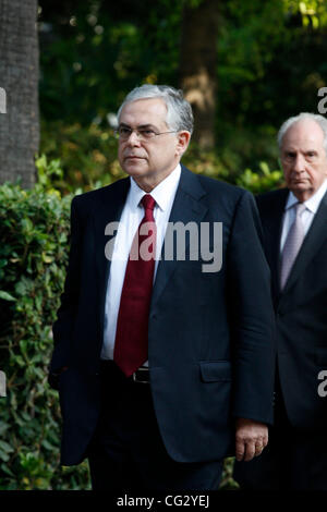 Nov. 10, 2011 - Athens, Grecia - Il nuovo Primo Ministro greco Lucas PAPADEMOS parla ai media al di fuori del palazzo presidenziale. Lucas Papademos ex vice presidente della Banca centrale europea è stato scelto per guidare il paese fino a elezioni anticipate in febbraio. (Credito Immagine: © Aristidis Vafeiadak Foto Stock