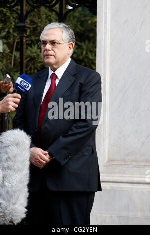 Nov. 10, 2011 - Athens, Grecia - Il nuovo Primo Ministro greco Lucas PAPADEMOS parla ai media al di fuori del palazzo presidenziale. Lucas Papademos ex vice presidente della Banca centrale europea è stato scelto per guidare il paese fino a elezioni anticipate in febbraio. (Credito Immagine: © Aristidis Vafeiadak Foto Stock