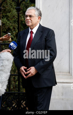 Nov. 10, 2011 - Athens, Grecia - Il nuovo Primo Ministro greco Lucas PAPADEMOS parla ai media al di fuori del palazzo presidenziale. Lucas Papademos ex vice presidente della Banca centrale europea è stato scelto per guidare il paese fino a elezioni anticipate in febbraio. (Credito Immagine: © Aristidis Vafeiadak Foto Stock