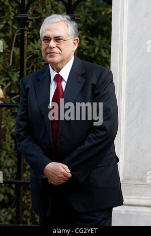 Nov. 10, 2011 - Athens, Grecia - Il nuovo Primo Ministro greco Lucas PAPADEMOS parla ai media al di fuori del palazzo presidenziale. Lucas Papademos ex vice presidente della Banca centrale europea è stato scelto per guidare il paese fino a elezioni anticipate in febbraio. (Credito Immagine: © Aristidis Vafeiadak Foto Stock