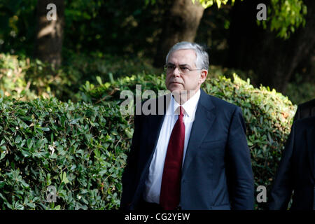 Nov. 10, 2011 - Athens, Grecia - Il nuovo Primo Ministro greco Lucas PAPADEMOS parla ai media al di fuori del palazzo presidenziale. Lucas Papademos ex vice presidente della Banca centrale europea è stato scelto per guidare il paese fino a elezioni anticipate in febbraio. (Credito Immagine: © Aristidis Vafeiadak Foto Stock