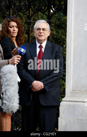 Nov. 10, 2011 - Athens, Grecia - Il nuovo Primo Ministro greco Lucas PAPADEMOS parla ai media al di fuori del palazzo presidenziale. Lucas Papademos ex vice presidente della Banca centrale europea è stato scelto per guidare il paese fino a elezioni anticipate in febbraio. (Credito Immagine: © Aristidis Vafeiadak Foto Stock