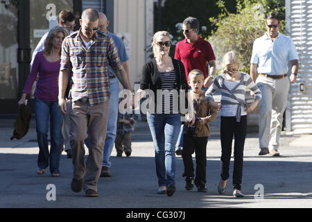 Reese Witherspoon va in chiesa con i suoi figli e il fidanzato Jim Toth di Los Angeles, California - 12.12.10 Foto Stock