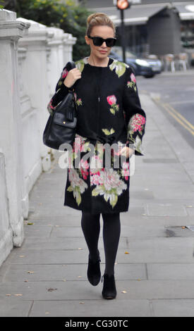 Kylie Minogue uscendo di casa indossando una stampa floreale cappotto e occhiali da sole. Londra, Inghilterra - 13.12.10 Foto Stock