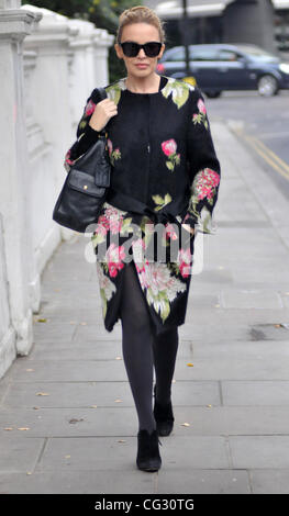 Kylie Minogue uscendo di casa indossando una stampa floreale cappotto e occhiali da sole. Londra, Inghilterra - 13.12.10 Foto Stock