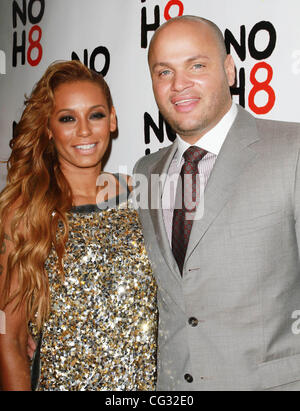 Foto di file BROWN BABY GIOIA EX SPICE GIRLS star Melanie Brown ha partorito una bambina. Il cantante-girare-TV personality partorito il suo terzo figlio in Los Angeles' Cedars-Sinai Medical Center il giovedì sera (01Sep11), con il marito St Foto Stock