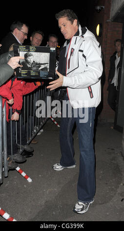 David Hasselhoff lascia il Nuovo Teatro di Wimbledon, avendo eseguito nella pantomime 'Peter Pan'. The Hoff ha posato per foto e firmato autografi come egli ha lasciato, i fotografi che desiderano un felice Natale. Londra, Inghilterra - 23.12.10 Foto Stock