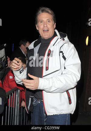 David Hasselhoff lascia il Nuovo Teatro di Wimbledon, avendo eseguito nella pantomime 'Peter Pan'. The Hoff ha posato per foto e firmato autografi come egli ha lasciato, i fotografi che desiderano un felice Natale. Londra, Inghilterra - 23.12.10 Foto Stock