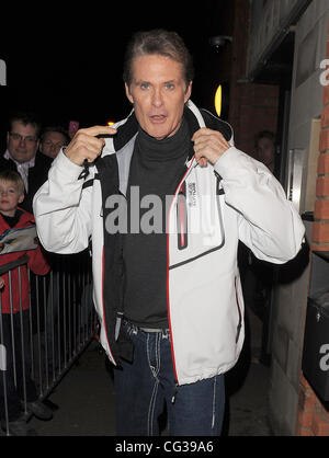 David Hasselhoff lascia il Nuovo Teatro di Wimbledon, avendo eseguito nella pantomime 'Peter Pan'. The Hoff ha posato per foto e firmato autografi come egli ha lasciato, i fotografi che desiderano un felice Natale. Londra, Inghilterra - 23.12.10 Foto Stock