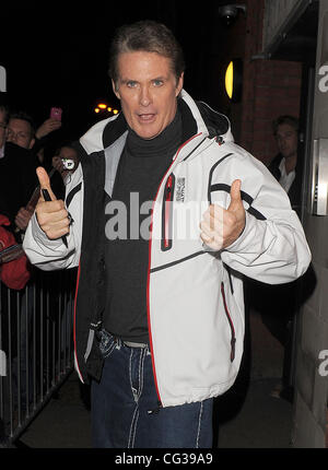 David Hasselhoff lascia il Nuovo Teatro di Wimbledon, avendo eseguito nella pantomime 'Peter Pan'. The Hoff ha posato per foto e firmato autografi come egli ha lasciato, i fotografi che desiderano un felice Natale. Londra, Inghilterra - 23.12.10 Foto Stock