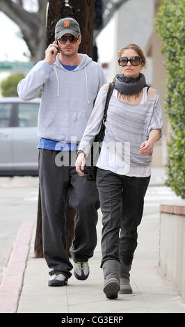 Eric Dane e Rebecca Gayheart fuori e circa shopping per vasche da bagno in West Hollywood e Los Angeles, California - 06.01.11 Foto Stock