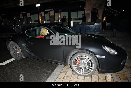Nicola Roberts e Kimberley Walsh lasciando il ristorante Scotts. Kimberley ha ottenuto nella sua cabina di attesa mentre Nicola ha spinto lontano nel suo nero Porsche, che aveva red passamaneria - molto simile al suo Christian Louboutin scarpe. Londra, Inghilterra - 07.01.11 Foto Stock