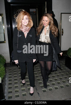 Nicola Roberts e Kimberley Walsh lasciando il ristorante Scotts. Kimberley ha ottenuto nella sua cabina di attesa mentre Nicola ha spinto lontano nel suo nero Porsche, che aveva red passamaneria - molto simile al suo Christian Louboutin scarpe. Londra, Inghilterra - 07.01.11 Foto Stock