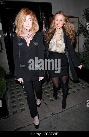 Nicola Roberts e Kimberley Walsh lasciando il ristorante Scotts. Kimberley ha ottenuto nella sua cabina di attesa mentre Nicola ha spinto lontano nel suo nero Porsche, che aveva red passamaneria - molto simile al suo Christian Louboutin scarpe. Londra, Inghilterra - 07.01.11 Foto Stock