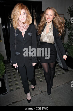 Nicola Roberts e Kimberley Walsh lasciando il ristorante Scotts. Kimberley ha ottenuto nella sua cabina di attesa mentre Nicola ha spinto lontano nel suo nero Porsche, che aveva red passamaneria - molto simile al suo Christian Louboutin scarpe. Londra, Inghilterra - 07.01.11 Foto Stock
