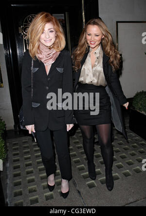 Nicola Roberts e Kimberley Walsh lasciando il ristorante Scotts. Kimberley ha ottenuto nella sua cabina di attesa mentre Nicola ha spinto lontano nel suo nero Porsche, che aveva red passamaneria - molto simile al suo Christian Louboutin scarpe. Londra, Inghilterra - 07.01.11 Foto Stock