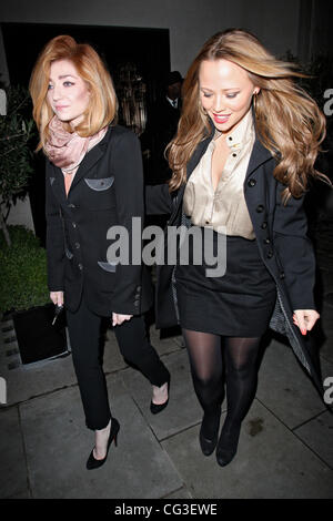 Nicola Roberts e Kimberley Walsh lasciando il ristorante Scotts. Kimberley ha ottenuto nella sua cabina di attesa mentre Nicola ha spinto lontano nel suo nero Porsche, che aveva red passamaneria - molto simile al suo Christian Louboutin scarpe. Londra, Inghilterra - 07.01.11 Foto Stock