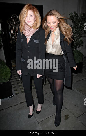 Nicola Roberts e Kimberley Walsh lasciando il ristorante Scotts. Kimberley ha ottenuto nella sua cabina di attesa mentre Nicola ha spinto lontano nel suo nero Porsche, che aveva red passamaneria - molto simile al suo Christian Louboutin scarpe. Londra, Inghilterra - 07.01.11 Foto Stock