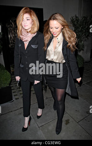 Nicola Roberts e Kimberley Walsh lasciando il ristorante Scotts. Kimberley ha ottenuto nella sua cabina di attesa mentre Nicola ha spinto lontano nel suo nero Porsche, che aveva red passamaneria - molto simile al suo Christian Louboutin scarpe. Londra, Inghilterra - 07.01.11 Foto Stock