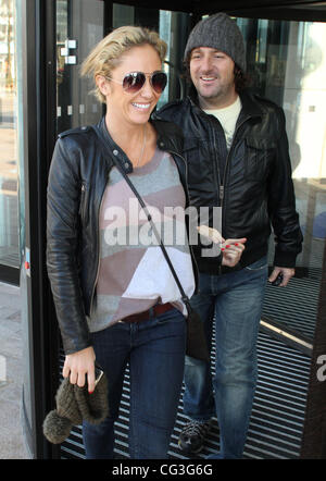 Jenny Frost 'famoso e intrepidi' concorrente di lasciare l'hotel Hilton Liverpool, in Inghilterra - 08.01.11 Foto Stock