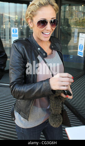 Jenny Frost 'famoso e intrepidi' concorrente di lasciare l'hotel Hilton Liverpool, in Inghilterra - 08.01.11 Foto Stock