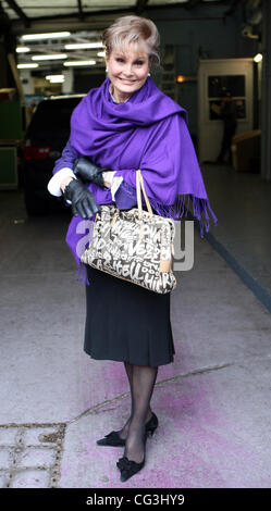 Angela Rippon lascia la ITV Studios di Londra - Inghilterra - 10.01.11 Foto Stock