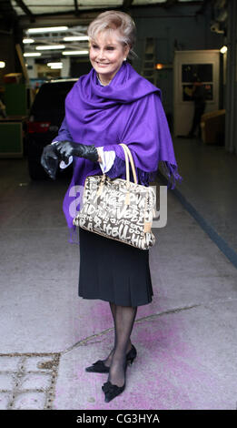 Angela Rippon lascia la ITV Studios di Londra - Inghilterra - 10.01.11 Foto Stock