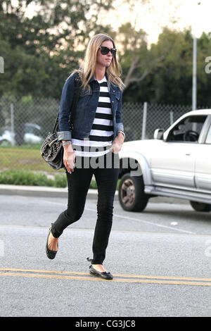 Un elegante Nicky Hilton indossando un bianco e nero spogliato top e camicia denim arriva a Byron & Tracey in Beverly Hills. West Hollywood, California - 10.01.11 Foto Stock