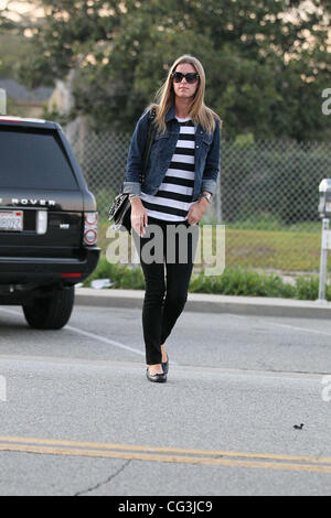 Un elegante Nicky Hilton indossando un bianco e nero spogliato top e camicia denim arriva a Byron & Tracey in Beverly Hills. West Hollywood, California - 10.01.11 Foto Stock