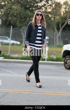 Un elegante Nicky Hilton indossando un bianco e nero spogliato top e camicia denim arriva a Byron & Tracey in Beverly Hills. West Hollywood, California - 10.01.11 Foto Stock