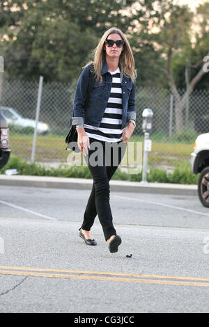 Un elegante Nicky Hilton indossando un bianco e nero spogliato top e camicia denim arriva a Byron & Tracey in Beverly Hills. West Hollywood, California - 10.01.11 Foto Stock