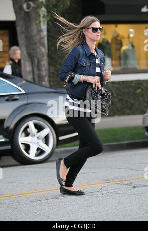 Un elegante Nicky Hilton indossando un bianco e nero spogliato top e camicia denim arriva a Byron & Tracey in Beverly Hills. West Hollywood, California - 10.01.11 Foto Stock