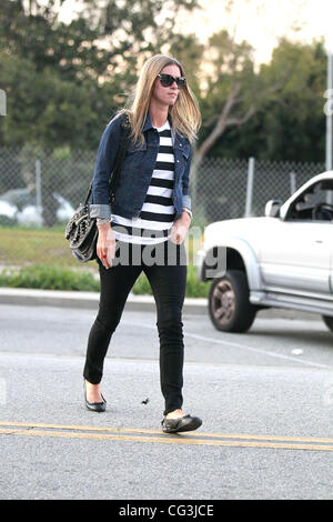 Un elegante Nicky Hilton indossando un bianco e nero spogliato top e camicia denim arriva a Byron & Tracey in Beverly Hills. West Hollywood, California - 10.01.11 Foto Stock