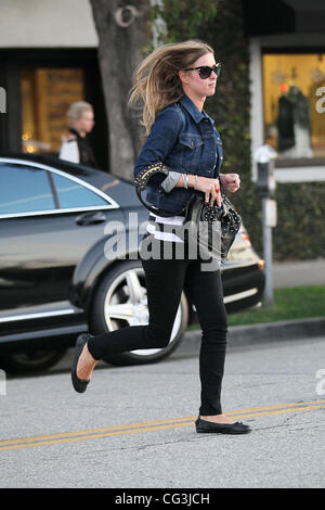 Un elegante Nicky Hilton indossando un bianco e nero spogliato top e camicia denim arriva a Byron & Tracey in Beverly Hills. West Hollywood, California - 10.01.11 Foto Stock